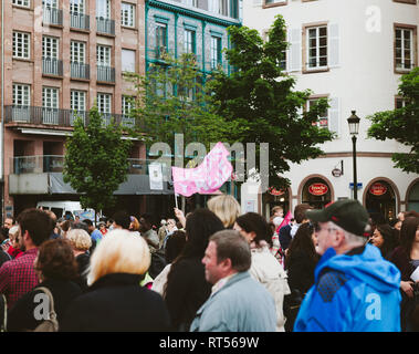 STRASBOURG, FRANCE - 30 MAI 2015 : foule rassemblée à la Marche pour Jésus l'événement interconfessionnel annuel dans lequel les chrétiens mars à villes avec des drapeaux et prier Banque D'Images