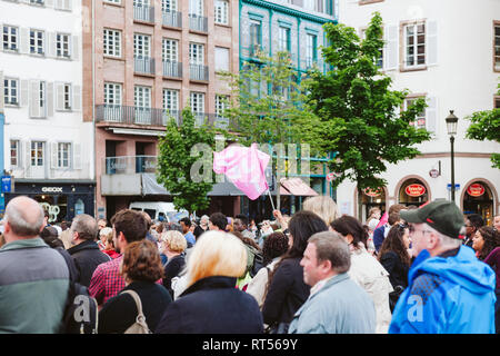 STRASBOURG, FRANCE - 30 MAI 2015 : foule rassemblée à la Marche pour Jésus l'événement interconfessionnel annuel dans lequel les chrétiens mars à villes avec des drapeaux et prier Banque D'Images