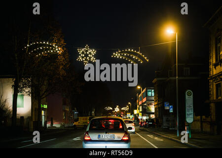 KEHL, ALLEMAGNE - Mai 13, 2016 Pilote : POV de décorations de Noël au-dessus de la circulation, Allemagne la nuit avec Maisons et voitures Banque D'Images