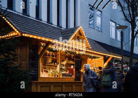 KEHL, ALLEMAGNE - 13 déc 2016 : Marché de Noël chalet décrochage au crépuscule dans le centre de Kehl, ville allemande de Bade-Wurtemberg avec les populations locales et touristiques à la découverte des cadeaux et vin chaud Banque D'Images