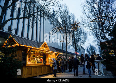 KEHL, ALLEMAGNE - 13 déc 2016 : Marché de Noël chalet décrochage au crépuscule dans le centre de Kehl, ville allemande de Bade-Wurtemberg avec les populations locales et touristiques à la découverte des cadeaux et vin chaud Banque D'Images