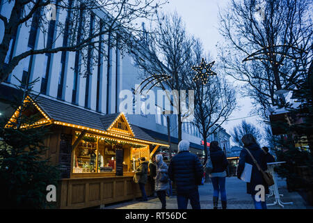 KEHL, ALLEMAGNE - 13 déc 2016 : Marché de Noël chalet décrochage au crépuscule dans le centre de Kehl, ville allemande de Bade-Wurtemberg avec les populations locales et touristiques à la découverte des cadeaux et vin chaud Banque D'Images