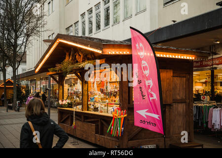 KEHL, ALLEMAGNE - 13 déc 2016 : Marché de Noël allemand chalet décrochage au crépuscule dans le centre-ville de Kehl dans Bayreuth avec les populations locales et touristiques à la découverte des cadeaux et vin chaud Banque D'Images