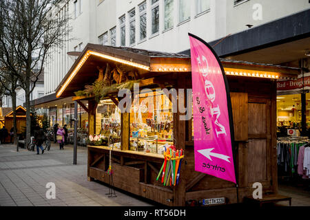 KEHL, ALLEMAGNE - 13 déc 2016 : Marché de Noël allemand chalet décrochage au crépuscule dans le centre-ville de Kehl dans Bayreuth avec les populations locales et touristiques à la découverte des cadeaux et vin chaud Banque D'Images