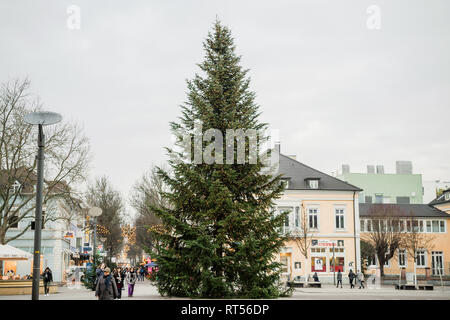 KEHL, ALLEMAGNE - 13 déc 2016 : grand arbre de Noël dans le centre de Kehl en Bade-wurtemberg avec les piétons circulant à proximité pendant la saison des fêtes Banque D'Images