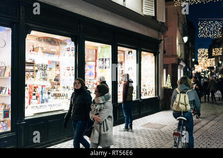 STRASBOURG, FRANCE - NOV 29, 2017 : EX Libro librairie Bibliothèque de nuit à Strasbourg à vendre des livres avec les piétons circulant en face à la fenêtre à stocker Banque D'Images