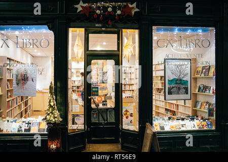 STRASBOURG, FRANCE - NOV 29, 2017 : EX Libro librairie Bibliothèque de nuit à Strasbourg à vendre des livres avec les piétons circulant en face à la fenêtre à stocker Banque D'Images