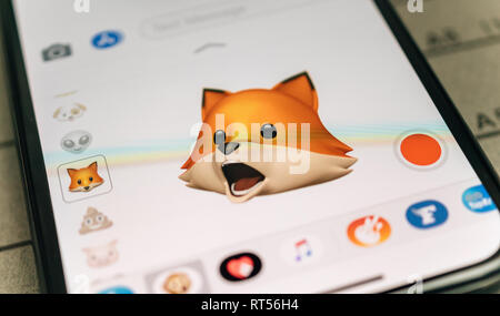 PARIS, FRANCE - NOV 9 2017 : Fox 3d animoji animaux générés par emoji Face ID système de reconnaissance faciale au chant dans l'émotion face close-up du nouvel iphone X 10 Affichage - Tilt-shift de l'objectif utilisé Banque D'Images
