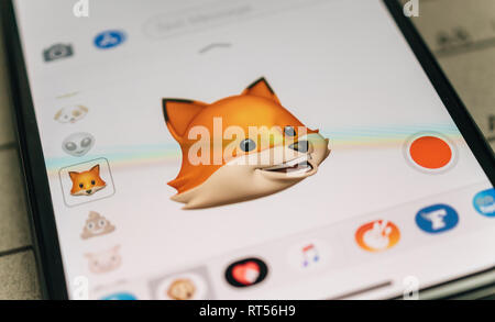 PARIS, FRANCE - NOV 9 2017 : Fox 3d animoji animaux générés par emoji Face ID système de reconnaissance faciale avec émotion happy face close-up du nouvel iphone X 10 Affichage - Tilt-shift de l'objectif utilisé Banque D'Images