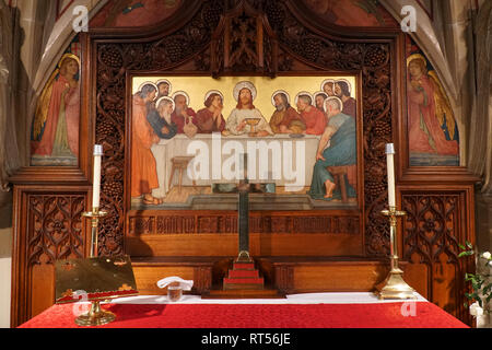 Autel dans une église montrant table de communion, l'autel et une photo de la Dernière Cène, avec bougie laiton bois et livre reste Banque D'Images