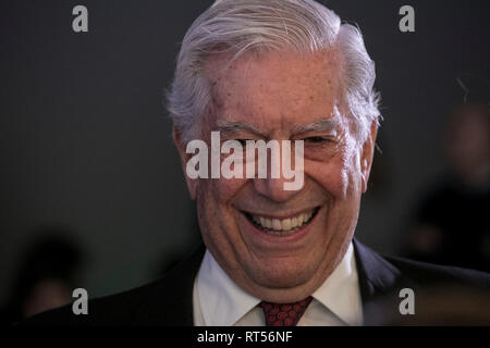 Mario Vargas Llosa vu au cours de la conférence. Conférence inaugurale de la 38ème édition de l'ARCO Madrid avec Mario Vargas Llosa, écrivain péruvien considéré comme l'un des plus importants romanciers et essayistes contemporains. Banque D'Images