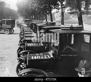 La flotte de transport de la Croix-Rouge américaine alignés pour inspection, Paris, France, 1918. Banque D'Images