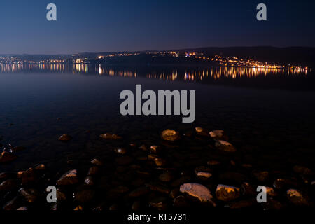 Vue sur le lac de Constance sur une nuit de pleine lune. Banque D'Images
