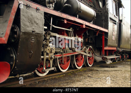 Les roues de la locomotive à vapeur. Fermer la vue de train rétro. Banque D'Images