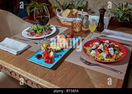 Service de restauration set de table avec l'argenterie et des verres en verre au restaurant avant de parti. Banque D'Images