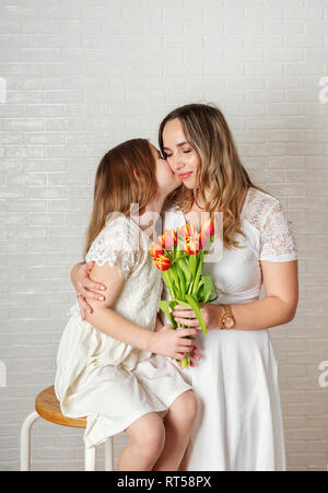 Fille s'embrasser sa mère. Concept de famille la fête des Mères Banque D'Images