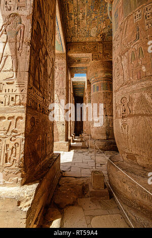 Colonnes et arcades de la deuxième cour à Madinat Habu Temple Banque D'Images