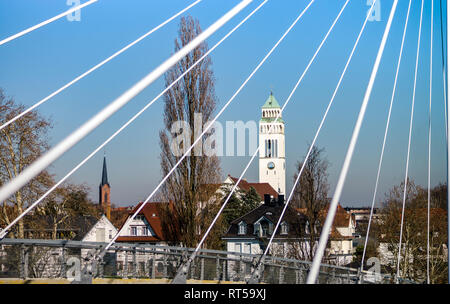 L'église St.Johannes Nepomuk dans peu de la ville allemande de Kehl, Allemagne, vue à travers les constructions de pont Banque D'Images