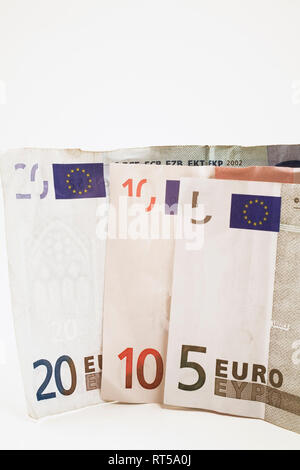 Close-up of a 20, 10 et 5 Euro billets contre on a white backgroun Banque D'Images