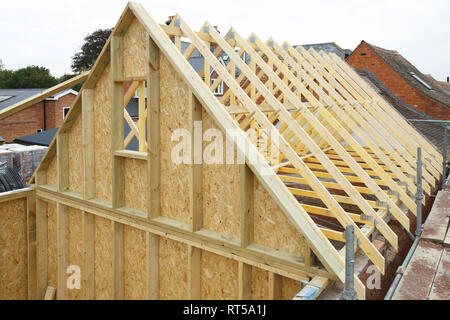 Fermes de toit en bois et de pignon d'une maison à ossature bois en construction Banque D'Images