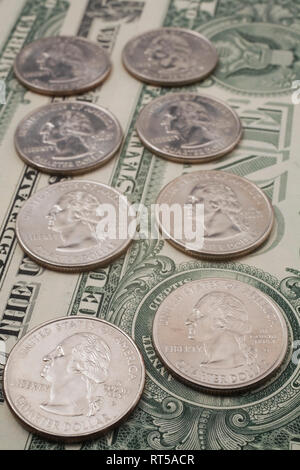 Vingt-cinq cents au-dessus d'US dollar bills Banque D'Images