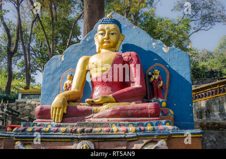 Statue du Seigneur Bouddha dans la position du lotus à la base du Swayambhunath Stupa, Katmandou, Népal Banque D'Images