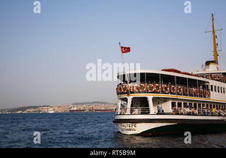 Vue partielle de la Shannon bateau sur le détroit du Bosphore, Istanbul, Tukey Banque D'Images