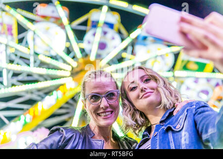 Portrait de Mère et fille en tenant en face de selfies grande roue à la juste Banque D'Images