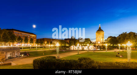 Allemagne, Mannheim, Friedrichsplatz avec fontaine et tour de l'eau dans l'arrière-plan dans la soirée Banque D'Images