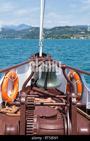 Bell le navire de proue sur le lac de garde en journée ensoleillée, l'Italie, l'Europe. Concept de loisirs d'été. Banque D'Images