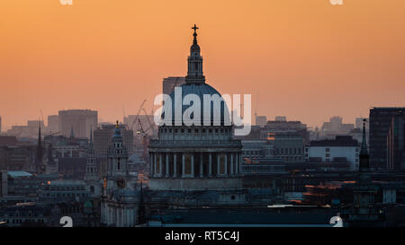 St. Paul's et le coucher du soleil Banque D'Images