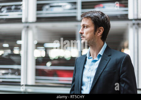 Portrait d'un homme, debout dans un garage de stationnement Banque D'Images