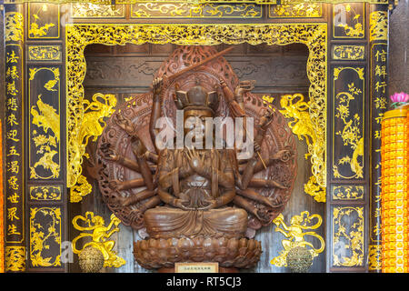 Bodhisattva Kuan Yin (Guanyin), déesse de la miséricorde, avec plusieurs armes, Bouddhiste Kek Lok Si Temple, George Town, Penang, Malaisie. Banque D'Images
