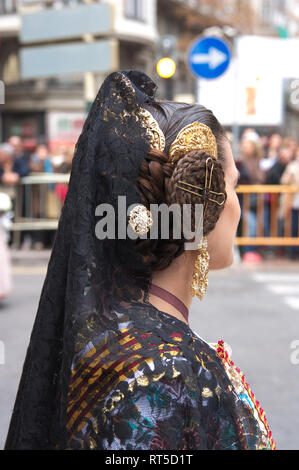 Détail de la coiffure d'une femme vêtue de Valencienne typique du costume régional pendant les festivités dédié à San José Banque D'Images