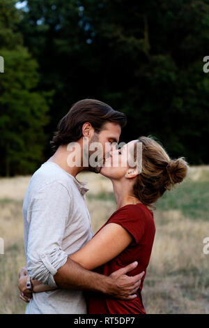 Affectionate couple kissing in nature Banque D'Images