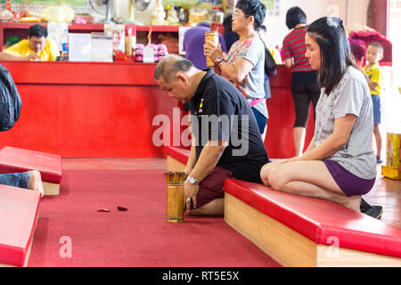 George Town, Penang, Malaisie. À l'aide d'Adorateur Jiaobei pâtés à demander des instructions à la Dieux, déesse de la Miséricorde Temple, Kuan Yin Teng, Kong Hock Keon Banque D'Images