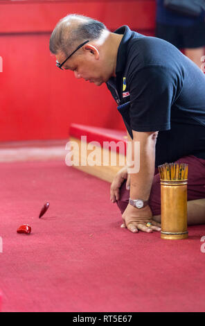 George Town, Penang, Malaisie. À l'aide d'Adorateur Jiaobei pâtés à demander des instructions à la Dieux, déesse de la Miséricorde Temple, Kuan Yin Teng, Kong Hock Keon Banque D'Images