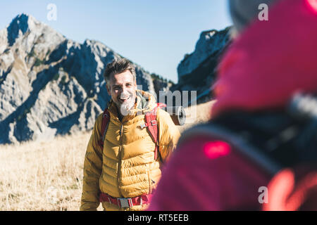 Autriche, Tyrol, happy man with woman hiking dans les montagnes Banque D'Images