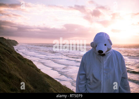 Le Danemark, l'Nordjuetland, homme portant un costume d'ours de glace à la plage Banque D'Images