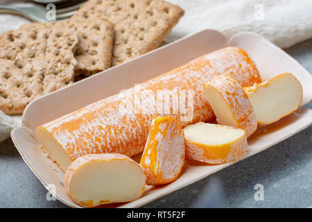 Fagotin avec fromage à croûte lavée de couleur orange fabriqué à partir de lait de vache dans des grottes de l'abbaye de Maredsous, Belgique close up Banque D'Images