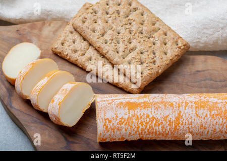 Fagotin avec fromage à croûte lavée de couleur orange fabriqué à partir de lait de vache dans des grottes de l'abbaye de Maredsous, Belgique close up Banque D'Images
