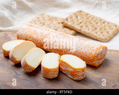 Fagotin avec fromage à croûte lavée de couleur orange fabriqué à partir de lait de vache dans des grottes de l'abbaye de Maredsous, Belgique close up Banque D'Images