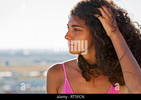 Portrait of teenage girl, main dans les cheveux Banque D'Images