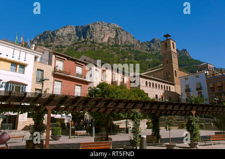 Plaza Corredera et Peña de los Halcones. Cazorla. Jaen province. Région de l'Andalousie. L'Espagne. L'Europe. Banque D'Images