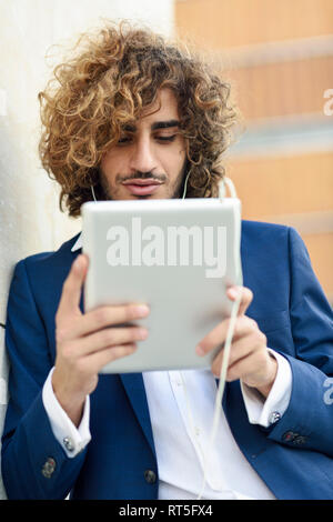 Portrait of young businessman using digital tablet outdoors Banque D'Images