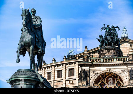 Allemagne, Dresde, Saxe Semperoper, à l'Opéra d'état de la Place du Théâtre avec Jean de Saxe Memorial Banque D'Images