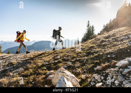 Couple hiking dans les montagnes autrichiennes Banque D'Images