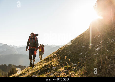 Couple hiking dans les montagnes autrichiennes Banque D'Images