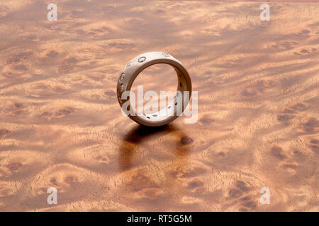 Bague argent sur Mandora wood grain Banque D'Images