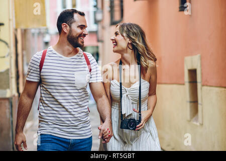 Espagne, Andalousie, Malaga, happy tourist couple marcher dans la ville Banque D'Images